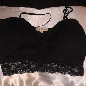 Black Lacey brallete. 💕